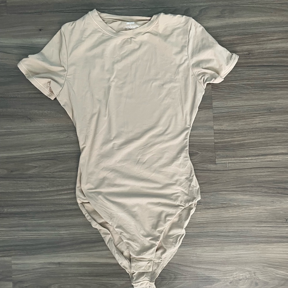 Skims Fits Everybody T-Shirt bodysuit shade Tan